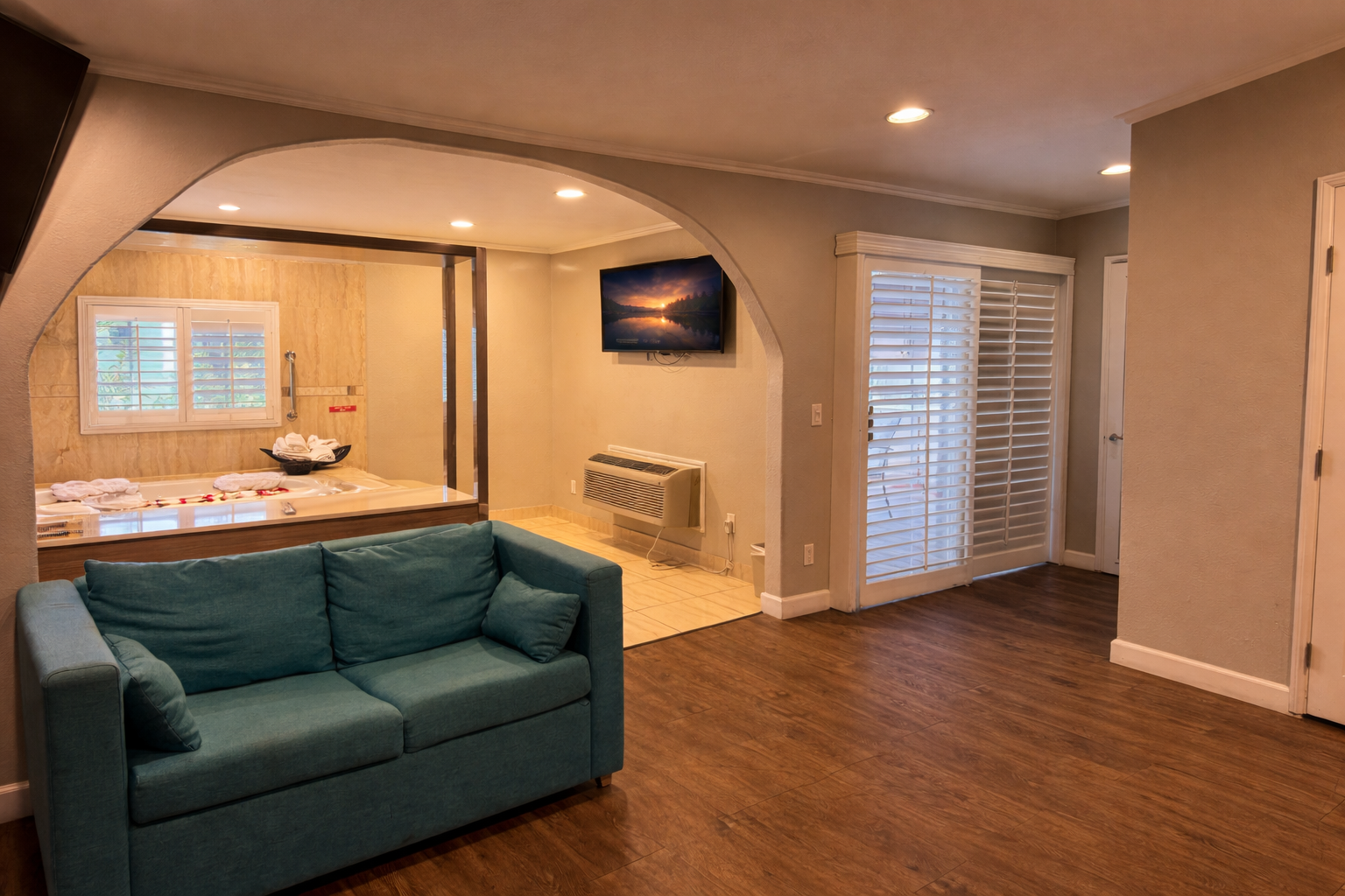 Deluxe King Jacuzzi Suite living room and dining area overview